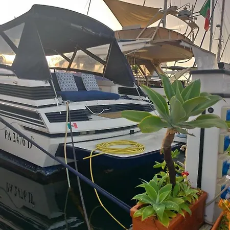 Desire Charming House Boat *