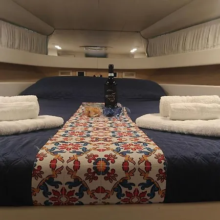 Desire Charming House Boat Botel