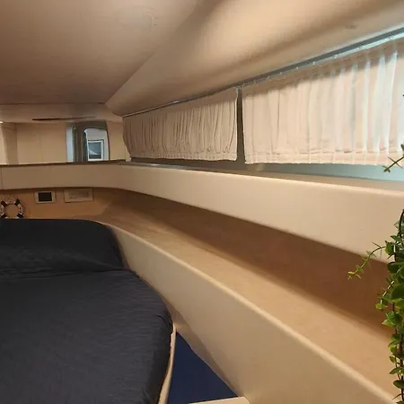 Desire Charming House Boat Botel