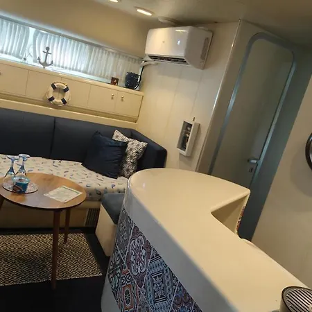 Desire Charming House Boat Botel