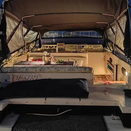 Botel Desire Charming House Boat *