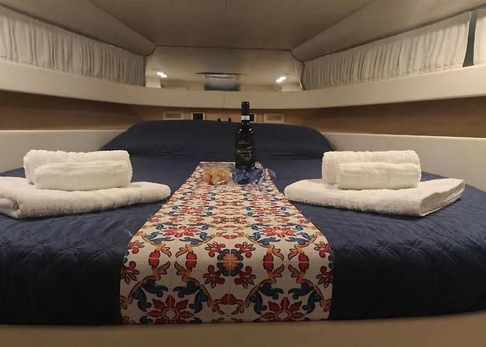 Desire Charming House Boat Botel