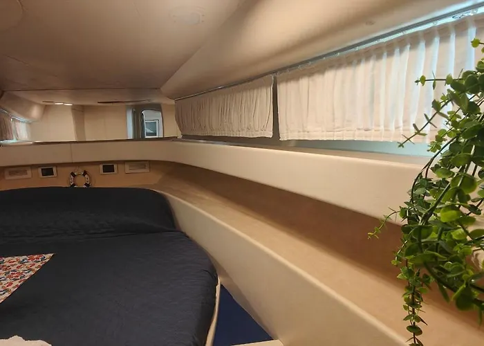 Desire Charming House Boat Botel