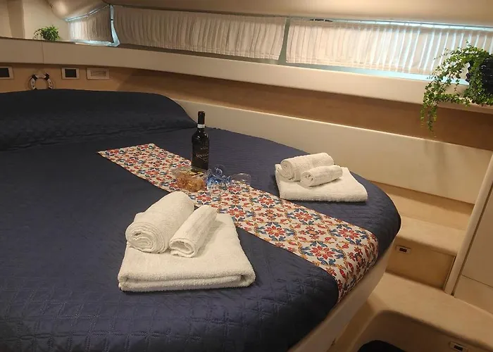 Botel Desire Charming House Boat