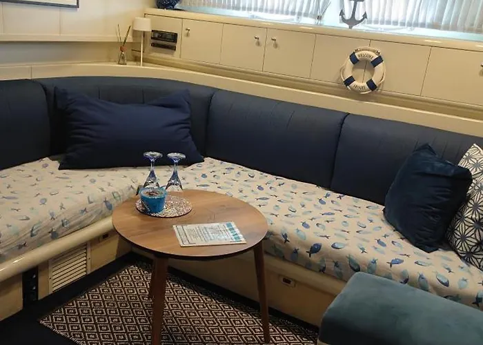 Botel Desire Charming House Boat Palermo