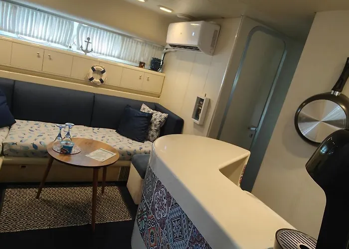 Desire Charming House Boat Botel