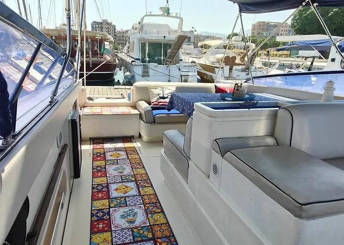 Desire Charming House Boat Botel