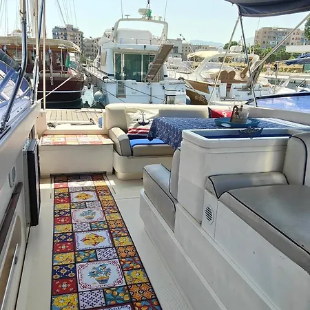 Desire Charming House Boat بوتيل